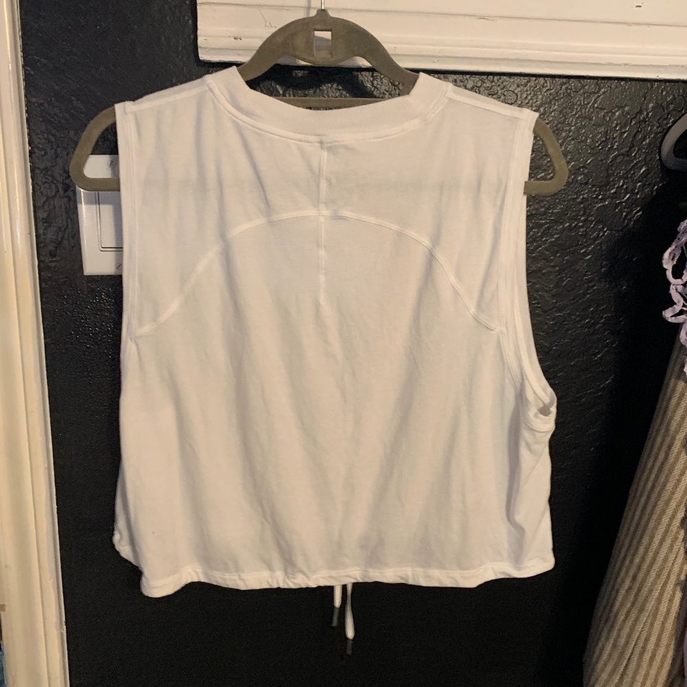 Lululemon white tank top tee - size medium ties in the front at bottom